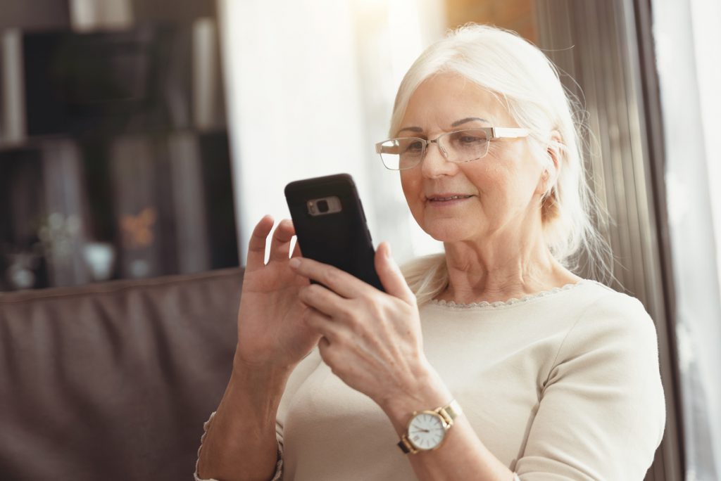 Femme senior téléphonant à B2V