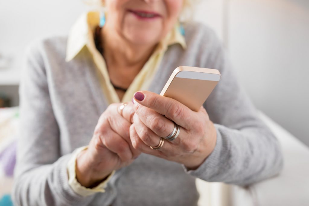 femme âgée au téléphone avec l'Agirc arrco
