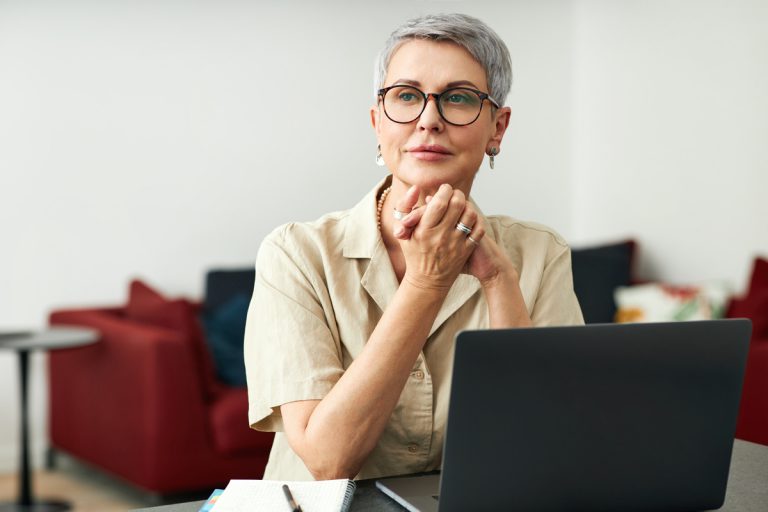 femme senior devant PC