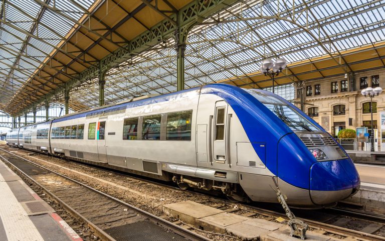 Train SNCF en gare