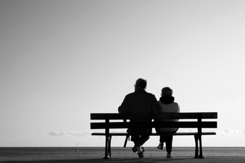 Coupe de personnes âgées en bord de mer