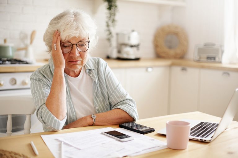 personne âgée triste, ne recevant plus sa pension de réversion