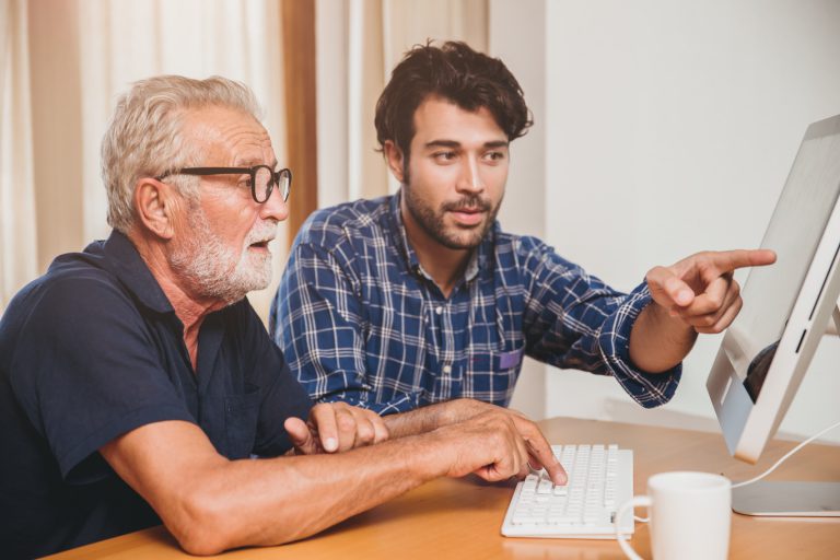 senior se faisant aider par son fils
