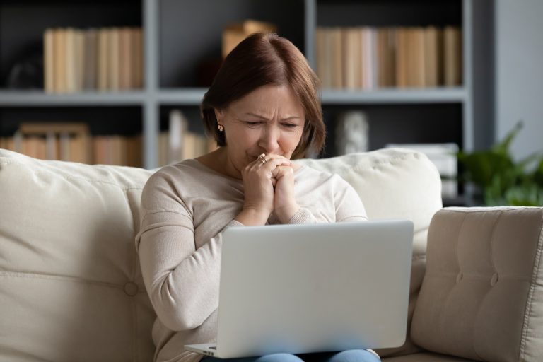 femme en deuil devant ordinateur