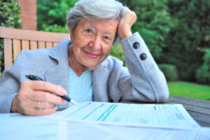 Senior remplissant une attestation de non-remariage pour sa pension de réversion