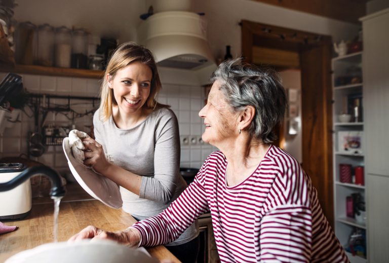aide pour personne âgée cuisine vaisselle