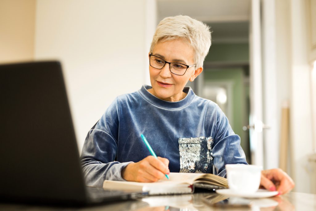 | Pension de reversion femme ayant la cinquantaine devant PC