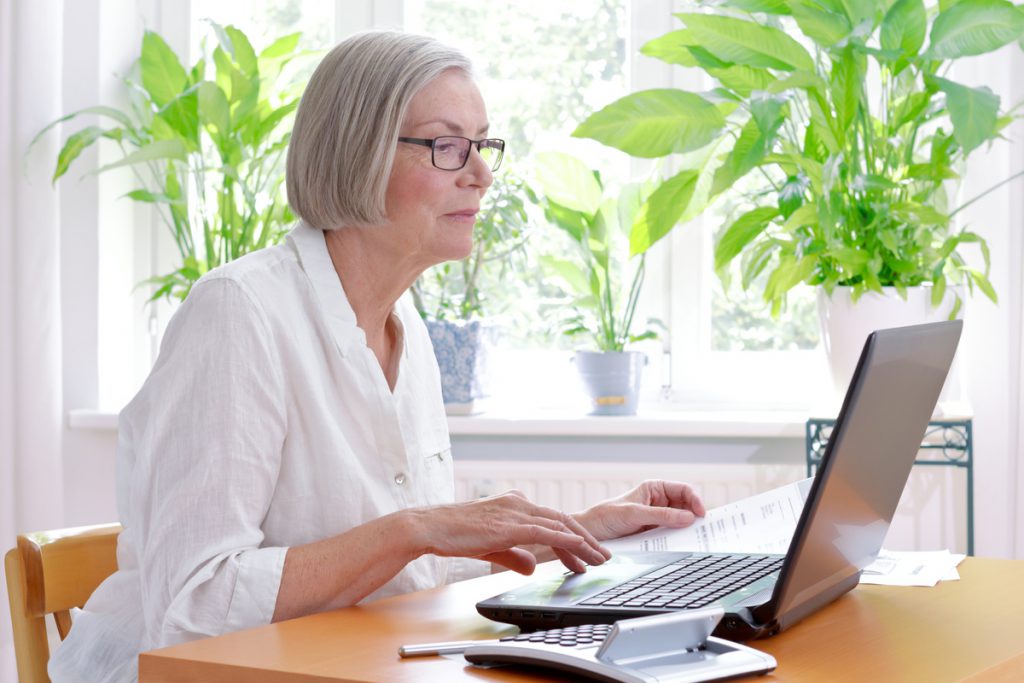Pension de réversion : gestion du décès d'une ex-épouse en 2026 | Pension de reversion Femme consultant ses droits à la pension de réversion après un décès