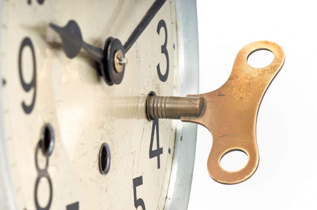 winding key wind up the clock | Pension de reversion Rétroactivité de la pension de réversion