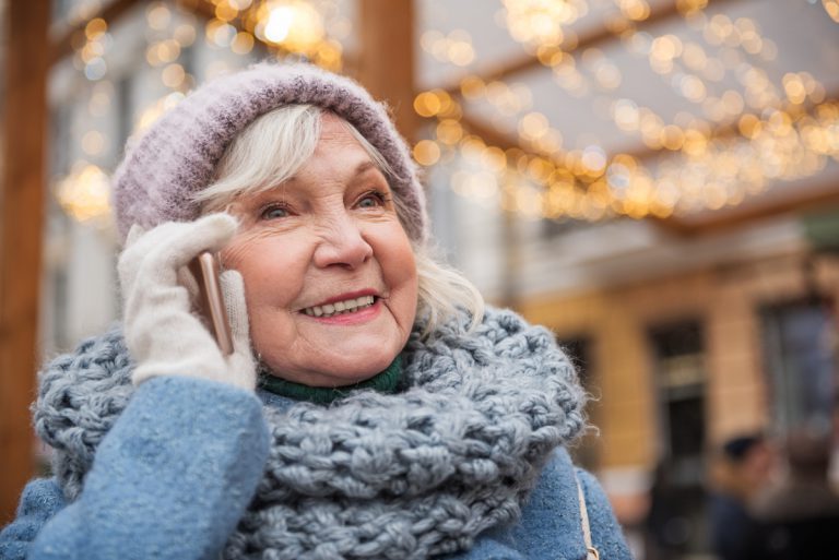 femme retraitée au téléphone vivant à l'étranger hiver