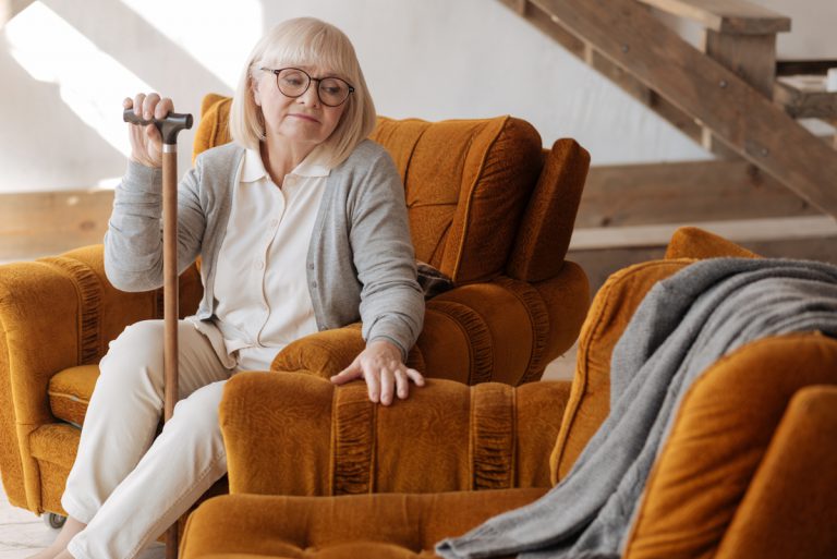 femme veuve seule sur canapé marron