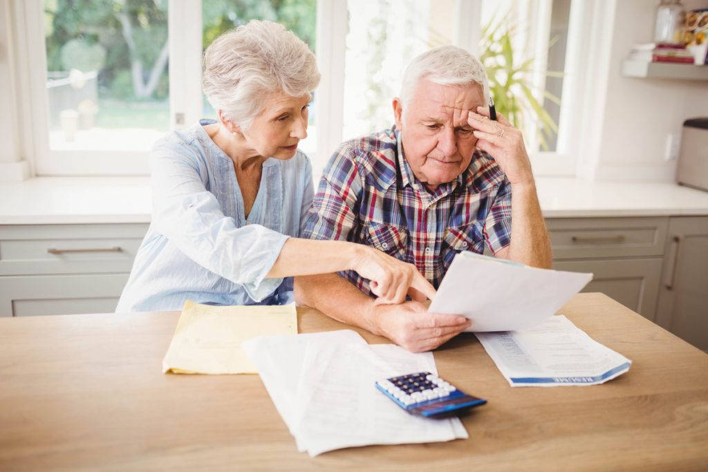 Worried senior couple checking their bills | Pension de reversion Couple âgé devant papier Agirc-arrco