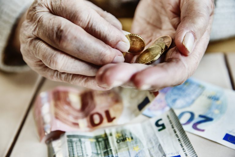 Personne âgée calculant montant retraite