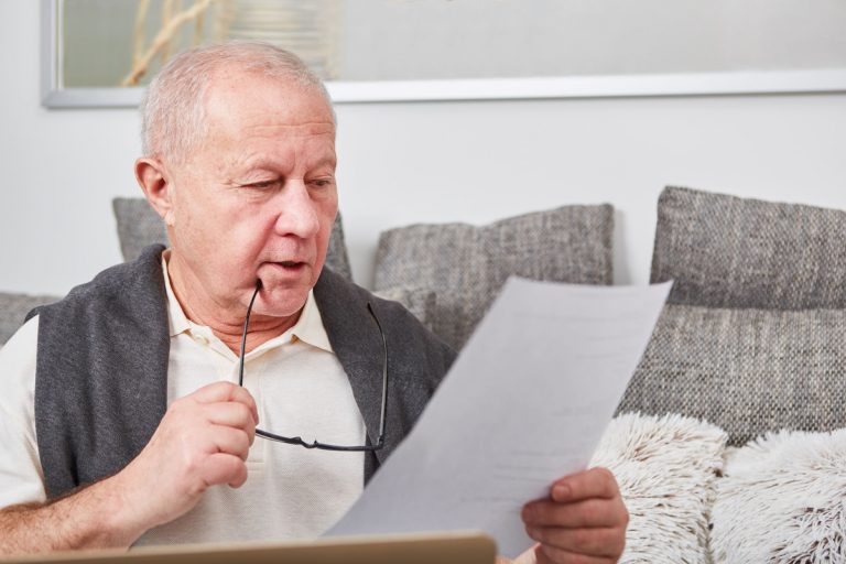 Homme regardant un document concernant la pension réversion