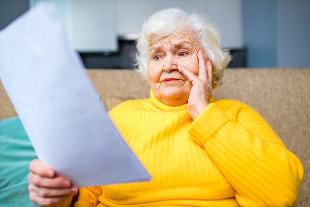 Femme âgée mécontente devant versement pension