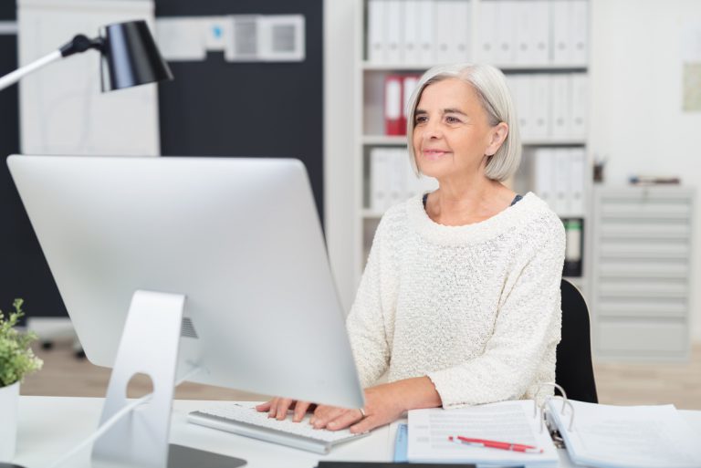 femme âgée retraitée bureau poste de travail