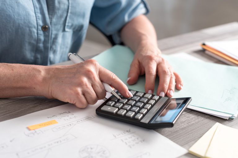 Femme retraité devant calculatrice