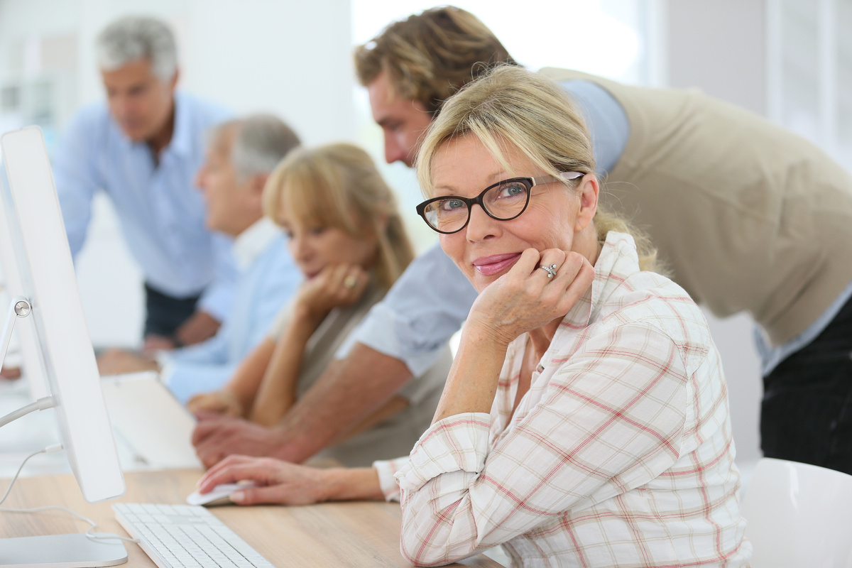 Senior woman attending training business class | Pension de reversion femme âgée formation retraite