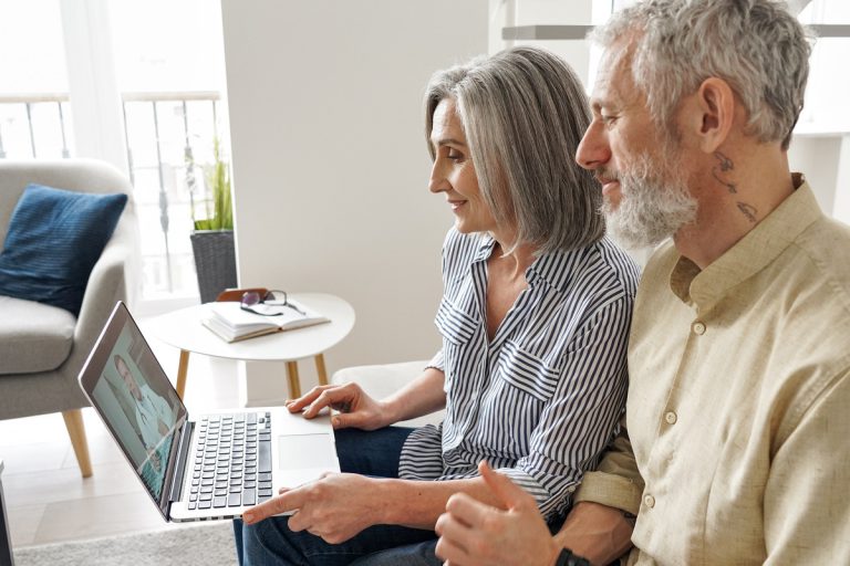 couple personnes âgées téléconsultatio médecin