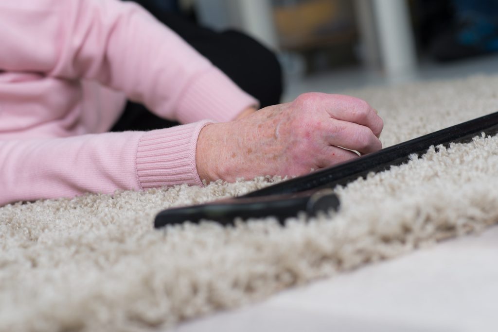 femme âgée tombée dans son apaprtement