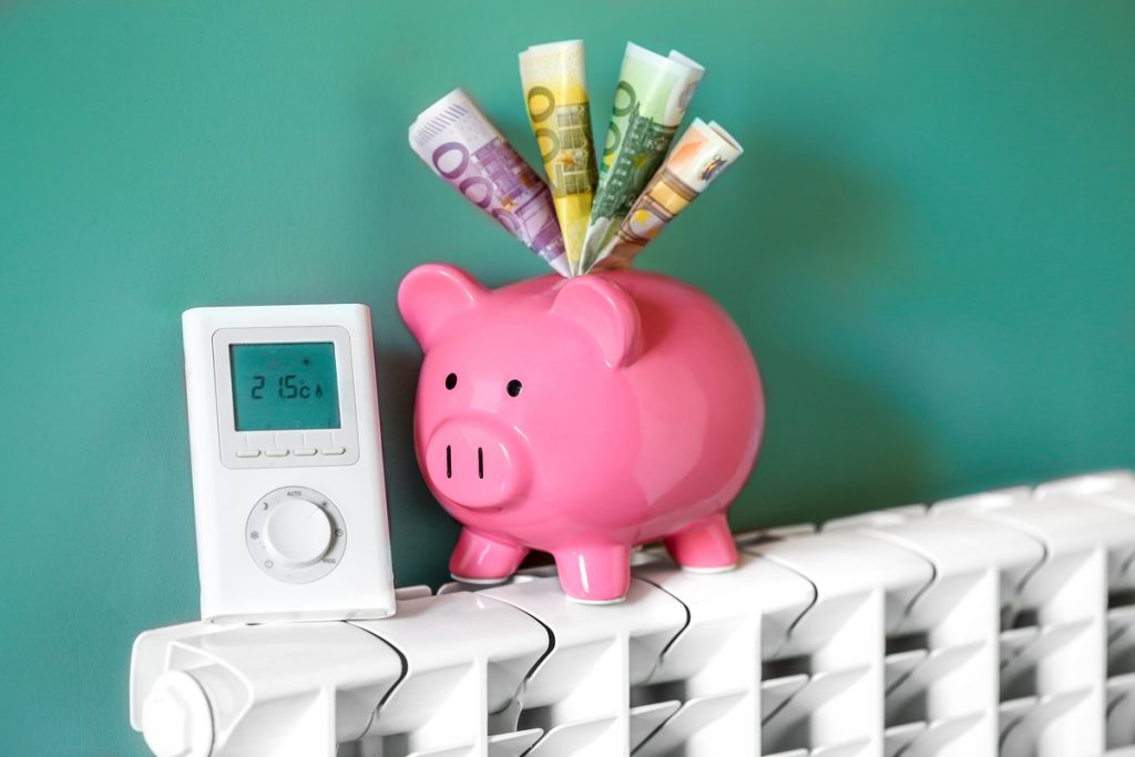 cochon tirelire argent sur chauffage