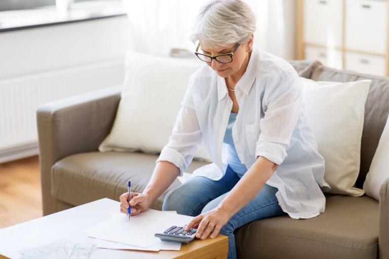 femme âgée calculant montant réversion