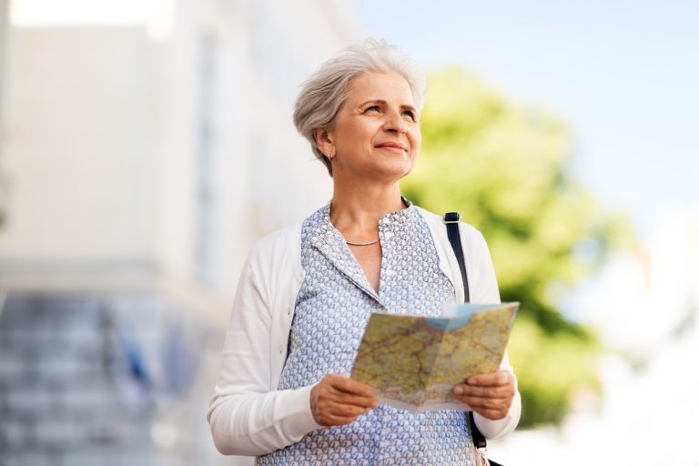 femme senior vivant pays étranger