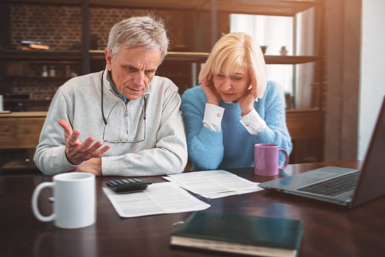 couple senior cherchant leur numéro de pensionné