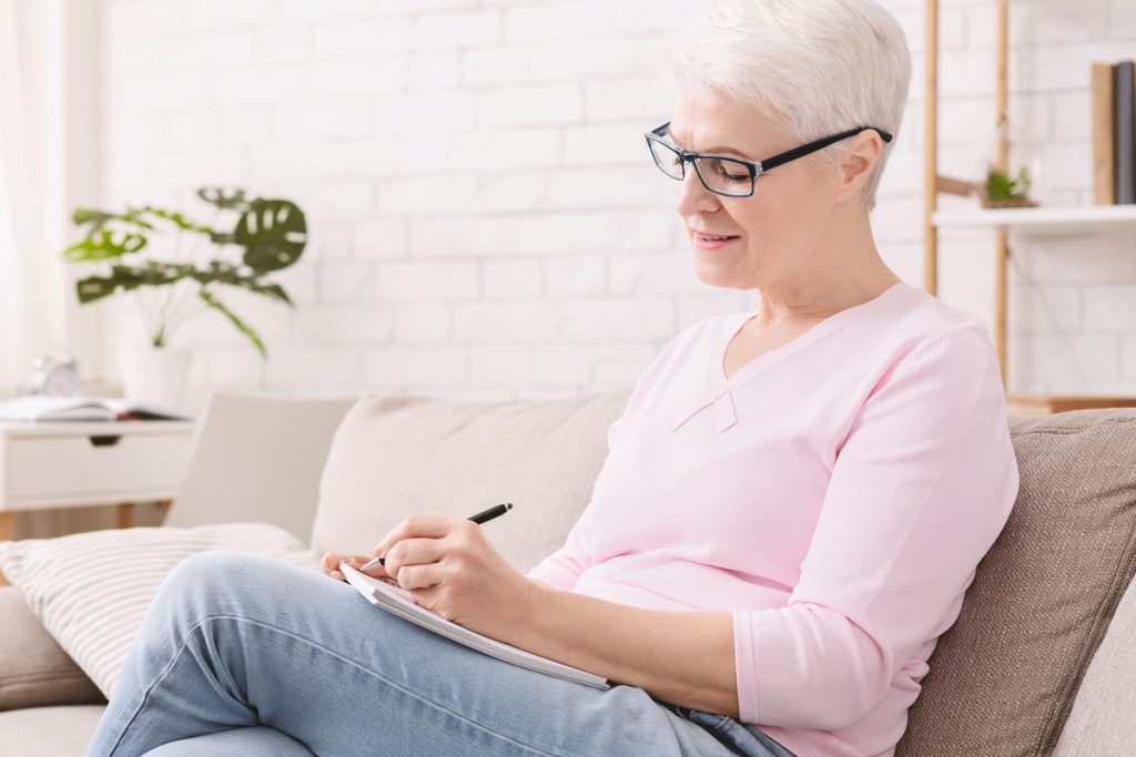 femme avec cheveux blanc assise sur le canapé