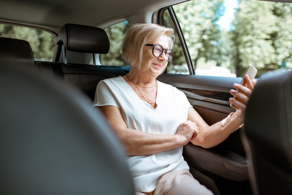 Senior woman with phone in the car | Pension de reversion femme senior au téléphone dans une voiture
