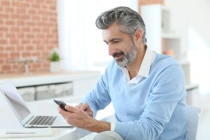 Homme regardant son smartphone