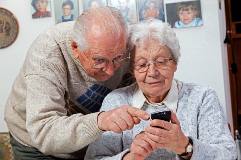couple de retraités au téléphone