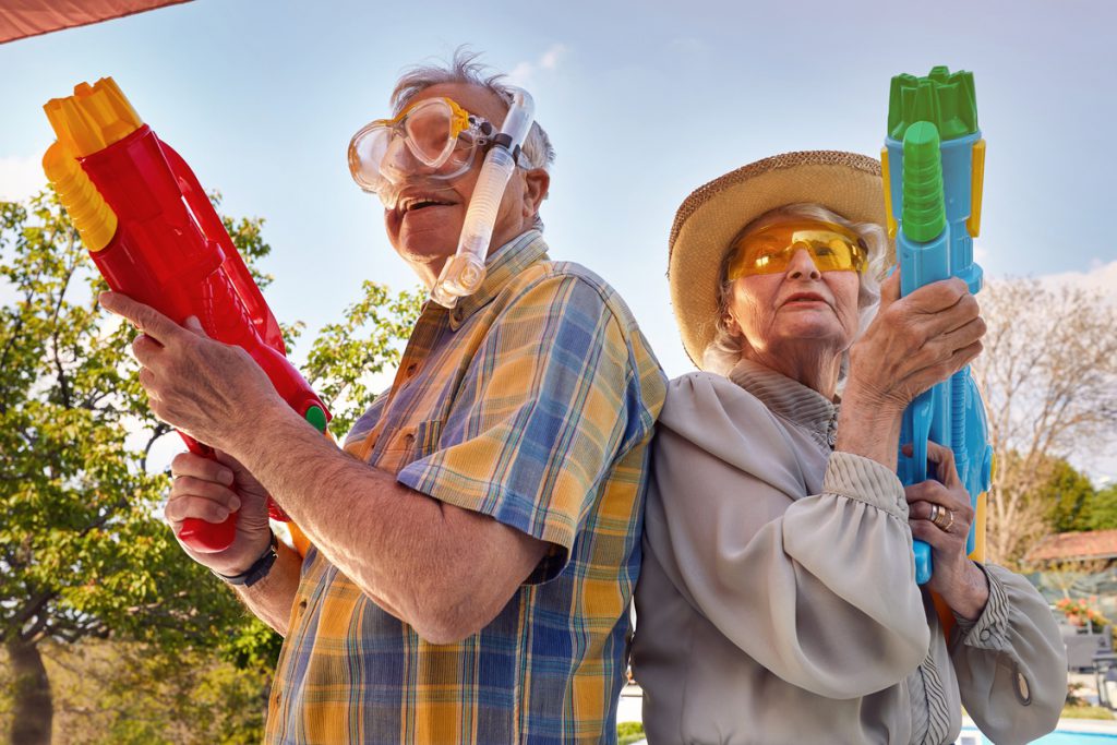 couple retraité en vacances pistolet | Pension de reversion couple retraité en vacances