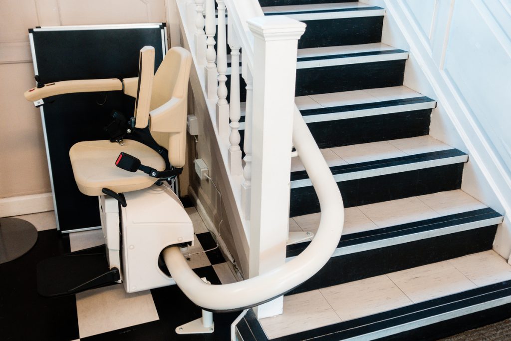 installation monte-escalier beige