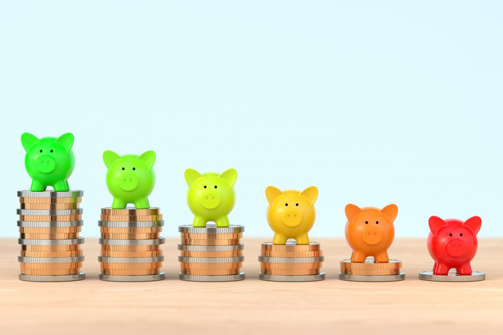 Piggy banks on stacks of coins - falling incomes or savings | Pension de reversion revalorisation retraites