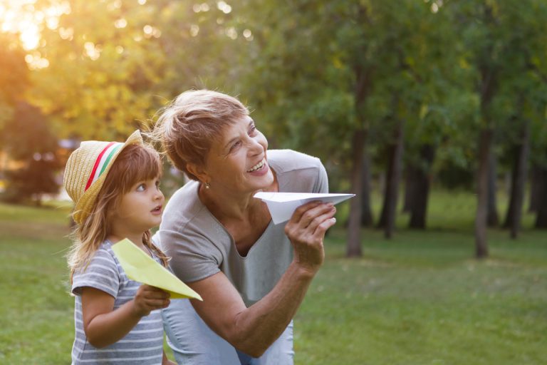mamie au pair jouant dans le jardin