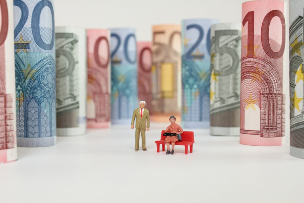 couple senior entouré billets euros