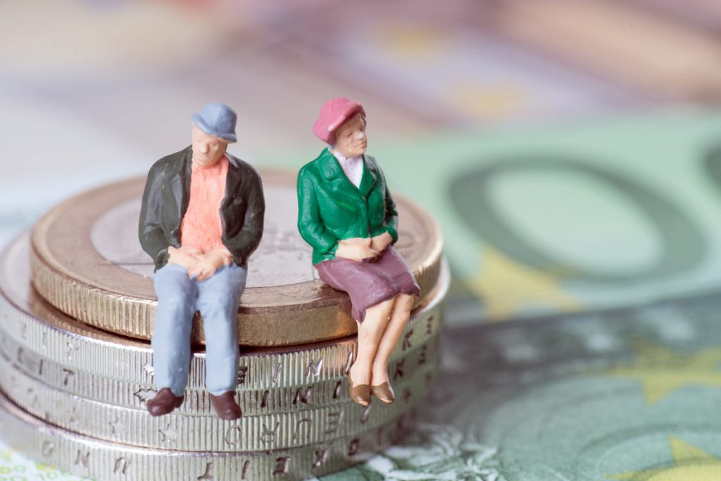 couple âgée sur pile monnaie