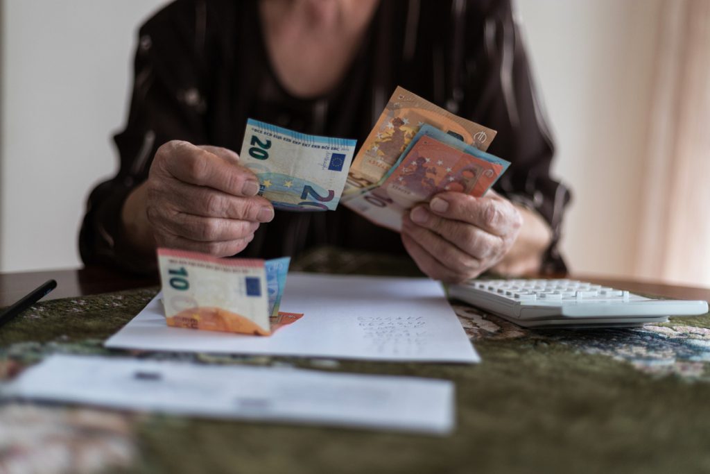 femme âgée calculant le montant de son argent billets