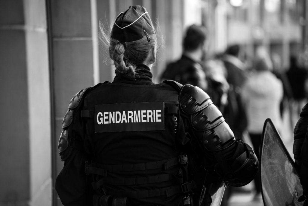 femme gendarme de dos