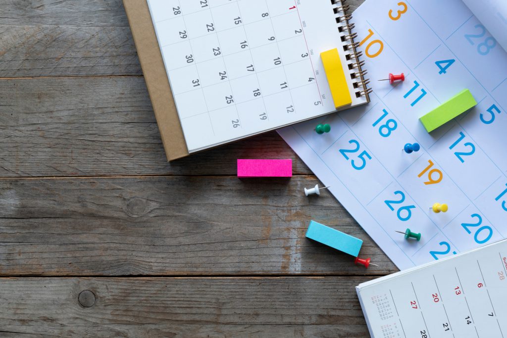 close up of calendar on the table, planning for business meeting | Pension de reversion