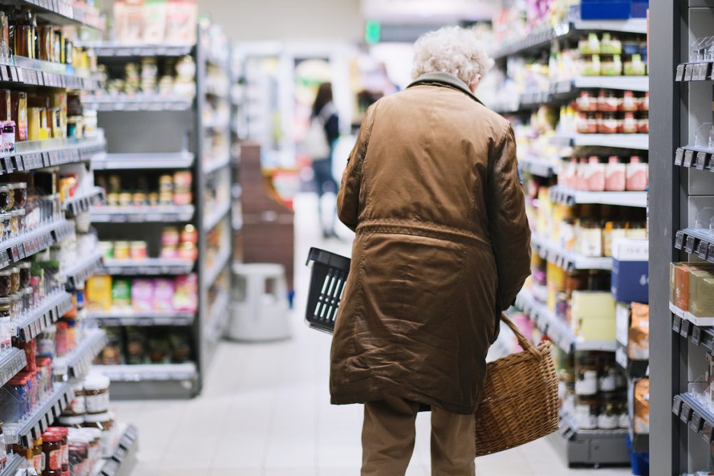 Rentnerin beim Lebensmittel einkaufen in einem Supermarkt währe | Pension de reversion prime inflation non reçue, que faire ?
