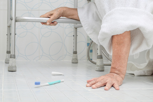 Elderly woman falling in bathroom because slippery surfaces | Pension de reversion