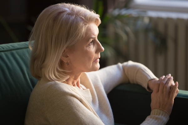Pensive elderly woman look in distance thinking or mourning | Pension de reversion