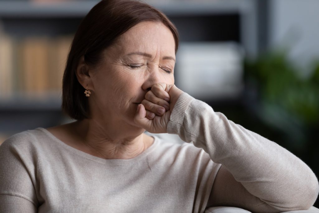 Close up depressed mature woman crying, thinking about problems | Pension de reversion