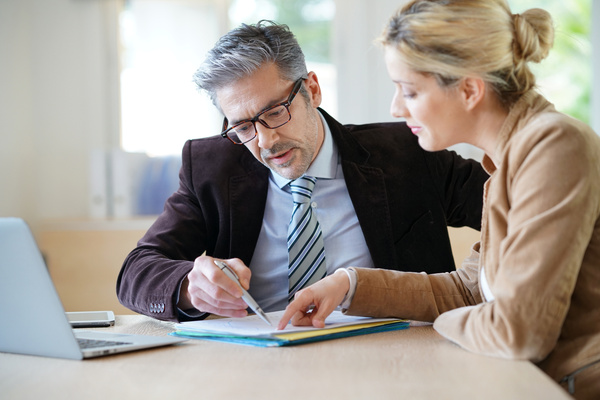Woman meeting notary for advice | Pension de reversion
