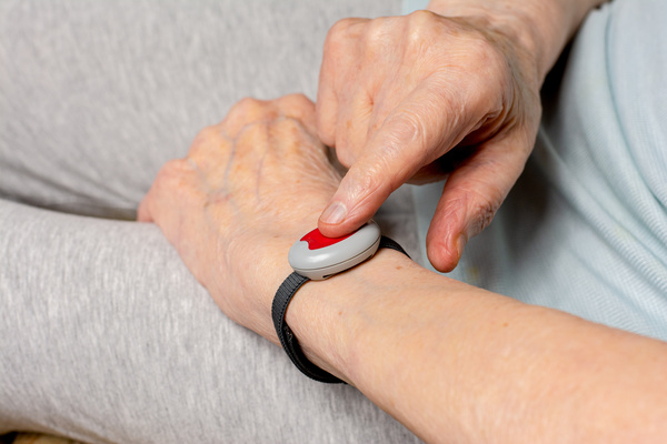 Bracelet de téléassistance pour séniors | Pension de reversion