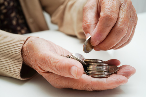 Retired elderly woman counting coins money and worry about month | Pension de reversion