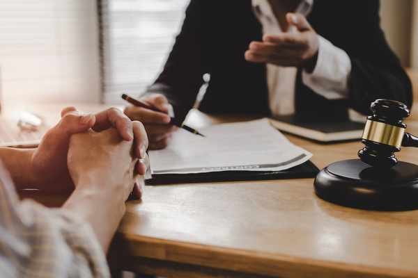 legal consultants, notary or justice lawyer discussing contract | Pension de reversion