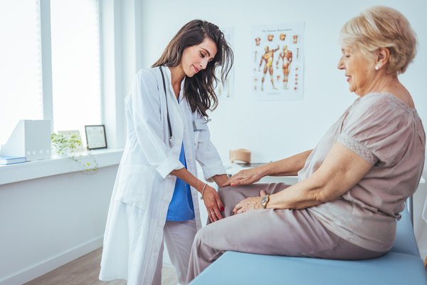 Pain in the knee. Good looking nice aged woman holding her knee | Pension de reversion